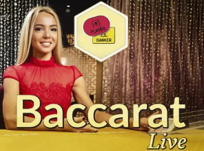 冒雨支持！国足比赛当地时间17点开球，球迷现场观战撑伞看球